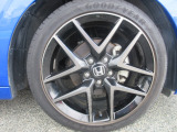 純正アルミホイール装着車です。靴と一緒でおしゃれな人は、足元に気を配りますよね。ちょっとした違いではありますが見た目は大きく変わりますよ。シャープでより引き締まった印象を与えます。