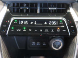 左右独立温度コントロールフルオートエアコンです。運転席、助手席それぞれで独立して温度設定ができます。冷え性の方が乗っても安心ですね♪