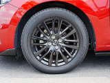 標準装備の純正16インチアルミホイール。タイヤサイズは185/60R16です。