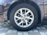 純正アルミホイール。タイヤサイズは185/65R15です。