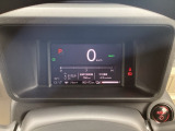 マルチインフォメーションディスプレイです。燃費や走行距離が分かり、半ドアなど車に異常がある際に警告してくれます。