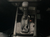 CVT車のセレクトレバーです。低速から高速まで、変速ショックのないスムーズな走りと、エンジン効率のよい領域を維持して燃費にも貢献します。