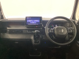 車内は光触媒抗菌消臭施工済です。スタイリッシュなデザインでスポーティなインパネ周りを演出します。グローブボックスやカップホルダーのほかにトレーなどたくさんの収納スペースが付いています。
