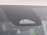 【プリクラッシュセーフティ】前方の車両等を検知し、衝突しそうな時は警報で注意を促し、ブレーキを踏む力をサポート。ブレーキを踏めなかった場合は衝突被害軽減ブレーキが作動、衝突回避をサポートします。