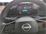 車両情報を鮮やかに表示する先進的な各メーター類。スポーティなデザインのステアリングが走りの期待を高めます。