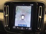 【360&deg;ビューカメラ】4台の高解像度カメラで360度の鳥瞰図を表示。隣の車や壁、死角にある障害物などを画面で確認できるため、狭いスペースでの駐車・出入りも安心です。