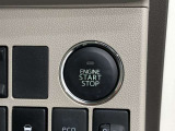 エンジンスタートスイッチです。キーが車内にあれば、エンジンの始動や停止はスイッチを押すだけ!キーを取り出す手間を省き、ワンプッシュで操作できるので簡単でスムーズです。