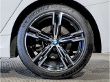 【BMWアロイホイル】軽量かつ強度に拘ったアロイホイル。走行性能ポテンシャルを引き出す設計。車の足元を引き締めてくれる大きなポイントはアロイホイルです。
