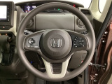 ハンドルにHondaセンシング系のクルーズコントロールやレーンキープアシストなどのスイッチと、オーディオの操作スイッチが装備されています。ハンドルから手を離さず安全に操作できます。