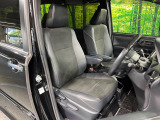 運転席まわりには十分なスペースがあり、大柄な方でもゆったり運転していただける環境です。