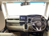 フロントガラスが大きく、ワイドな視界で運転もしやすくなるように設定されています。視認性のよいインパネ周りです。操作スイッチやカップホルダーも使いやすい位置に配置されています。