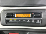 【オートエアコン】一度お好みの温度に設定すれば、車内の温度を検知し風量や温度を自動で調整。暑い&hellip;寒い&hellip;と何度もスイッチ操作をする必要はありません。快適な車内空間には必須の機能ですね♪