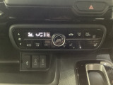 セレクトレバーの左上にプラズマクラスター付き・オートエアコンがついてますので簡単操作で快適に過ごせます。シートヒータースイッチ内蔵で前席の左右別々に2段階で温度設定ができます。