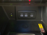 【ワイヤレス充電】車のワイヤレス充電は、スマートフォンを充電パッドに置くだけで簡単に充電できる便利な機能です。ケーブルが不要なので車内がすっきりし、運転中でも安全に使えます。