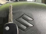 【キーレス】少し離れた場所からでもボタン一つでドアの開錠・施錠ができるのでとっても便利!ドアの鍵穴周りに傷をつけることもありません♪