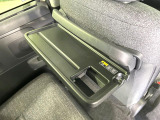 【セカンドシートテーブル】ドリンクを置いたりお菓子を置いたり&hellip;ロングドライブ時、後席にお乗りの方がゆったり快適にお過ごしいただける気配り要素が充実しております♪