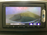 【バックカメラ】運転が苦手な方も車庫入れラクラクです!ギアをリバースに入れれば自動的に切り換わりますので、面倒な操作は不要です♪狭い駐車場もお車を傷つけず安心ですね!