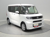 【存在感のある斜め前】斜め前方からの美しいフォルムです。雨の日やぬかるんだ道でも安定して走りご家族での遠出もしっかりとサポートしてくれる頼もしい佇まいです。