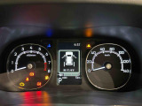 様々な車両情報を表示できるTFTマルチインフォメーションディスプレイを中央に配した視認性の高い大型2眼メーターです