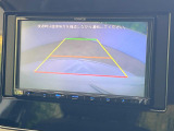 【バックカメラ】駐車時に後方がリアルタイム映像で確認できます。大型商業施設や立体駐車場での駐車時や、夜間のバック時に大活躍!運転スキルに関わらず、今や必須となった装備のひとつです!