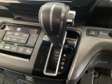 CVT車のセレクトレバーです。低速から高速まで、変速ショックのないスムーズな走りを実現するとともに、エンジン効率のよい領域を維持することで燃費にも貢献します。