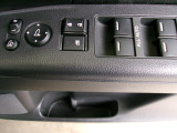 運転席から全ての窓の開閉ができます。ウィンドウロック機能はお子様のいたずら防止に有効です。