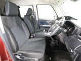 ゆったり室内で運転もしやすいです♪使い勝手の良い配置も考えられています!!