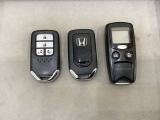 スマートキー付きですからドアロックの開閉およびエンジンスタートが楽々です。電動スライドドアの開け閉めもボタンで操作できます。加えて、純正リモコンエンジンスターター用の操作キーもついています。