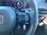 スイッチ操作で一定速度に走行を制御。加速、減速の少ない高速道路などでの運転をより快適にするクルーズコントロールを装備。