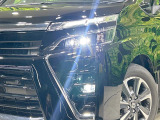【LEDヘッドライト】悪天候や夜間走行時も良好な視界を確保し安心して運転できる高輝度LEDヘッドライトを装備!点灯速度が早く、消費電力も抑えられています。