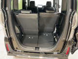 後席のシートをスライドさせると、広い荷室空間が生まれます。
