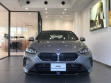 【BMWの伝統-1】BMWの特徴的な&ldquo;キドニーグリル&rdquo;は、80年以上続く伝統の形でございます。変わらないこだわりのデザインが、プレミアムブランド&ldquo;BMW&rdquo;を創り出します。