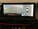 【パノラミックビューモニター】映像で、見づらい車両周辺の確認をアシスト。クルマを真上から見ているような映像を表示。 運転席から確認しにくい車両周囲の状況を把握。