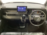 車内は光触媒抗菌消臭施工済です。スタイリッシュなデザインでスポーティなインパネ周りを演出します。グローブボックスやカップホルダーのほかにトレーなどたくさんの収納スペースが付いています。