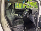 運転席まわりには十分なスペースがあり、大柄な方でもゆったり運転していただける環境です。