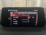 フロントガラス投影タイプのヘッドアップディスプレイを採用しています。現車速やナビルート案内、走行車線表示、前方車表示、交通標識表示など情報も多彩です。