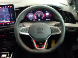 Volkswagen全車共通の上質な本革を使用した手触りのしっとりとしたステアリングです。唯一素肌が触れるハンドルは上位モデルと同じ握り心地になっております。