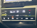 【オートエアコン】一度お好みの温度に設定すれば、車内の温度を検知し風量や温度を自動で調整。暑い&hellip;寒い&hellip;と何度もスイッチ操作をする必要はありません。快適な車内空間には必須の機能ですね♪