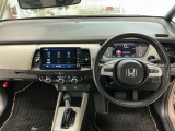 【前方視界】開放的な前方視界!運転がしやすく疲れにくいです♪窓が大きく、見通しがとっても良いおクルマですよ♪