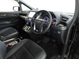 シンプルで使いやすいデザインの運転席です。