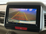 リバースギアに入れるだけで後方の表示へ切り替わります。夜間や雨の日の駐車も楽になりますよ。