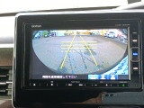バック駐車が苦手な方や、初めてのお車で不安な方も安心。後方の映像をナビ画面に表示するため、周囲を確認しながらスムーズに駐車できます。