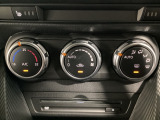 空調スイッチ類は最近流行のタッチパネル式ではなく、運転中でも直感的に操作できるダイヤル式を採用しております。