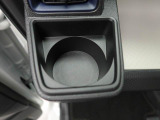 カップホルダーは運転席や助手席からちょうど手の届く位置です!!