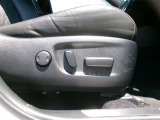 運転席パワーシートを装備しています。操作は電動で、前後調整・上下調整も楽にできますよ。