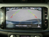 ギアを『R』に入れた後、カメラボタンを2回押すと、ナビ画面に後方の映像を映してくれるので、駐車がし易くなります。