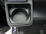 カップホルダーは運転席や助手席からちょうど手の届く位置です!!
