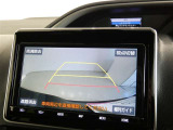 【バックカメラ】バックカメラ装着車です。バックする時に、後方の様子をナビ画面に表示します!慣れない駐車場での駐車や、せまい場所での車庫入れの時も、安全確認OK!思いがけずコツン!なんて事も防げますヨ