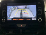 ディスプレイに後方の視界を表示し、車庫入れをサポート「距離目安線」「車幅延長線」およびステアリング操作に連動する「予想進路線」を画面に表示します。※必ず車両周辺の安全を直接確認してください。