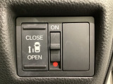 左側電動スライドドアは運転席からでも操作ができるように、ハンドル付近に開閉の操作スイッチが付いています。